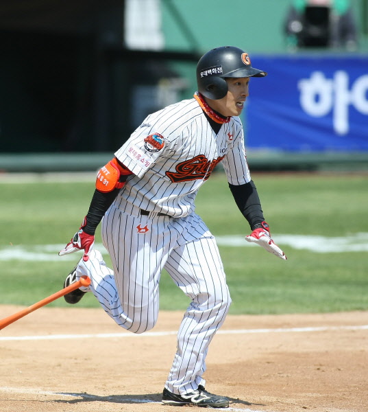 첫타점을 올리는 손아섭선수